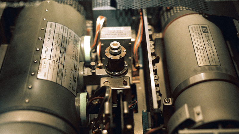 An atomic clock made by Hewlett-Packard.