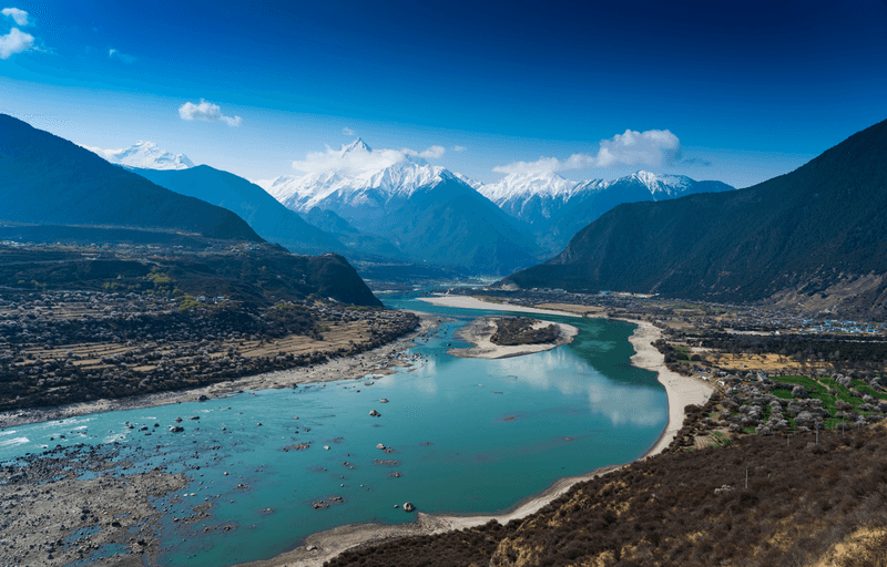 A breathtaking view of the Yarlung Tsangpo river along the Plateau National Highway in Tibet, China.